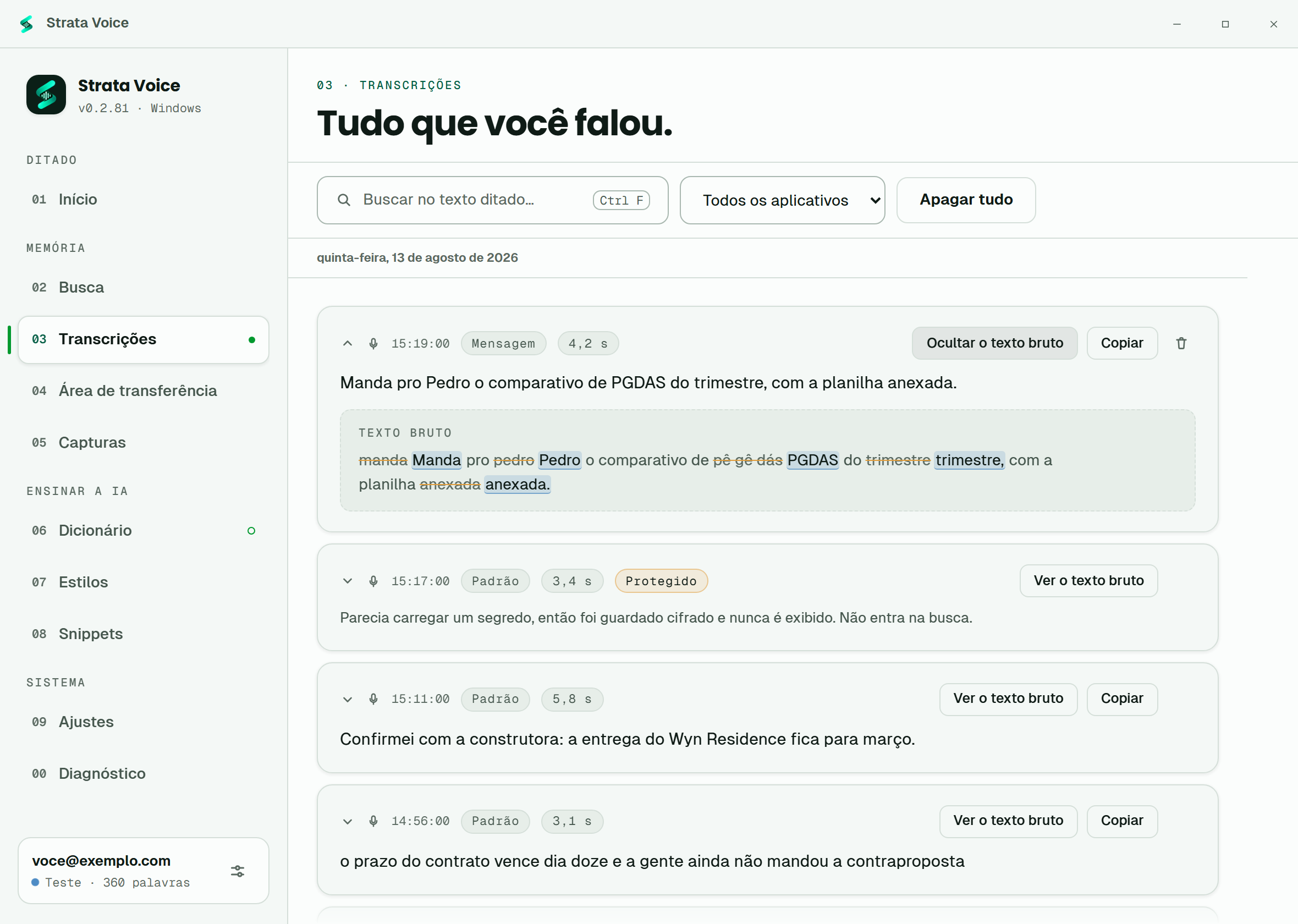 A tela de Transcrições do Strata Voice com uma linha aberta, mostrando o texto bruto do reconhecimento riscado sobre o texto final.